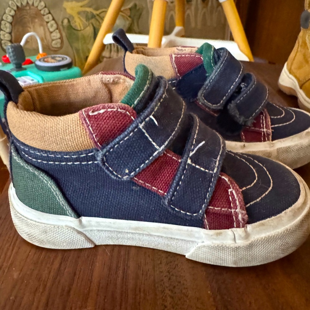 Old Navy Toddler Velcro Sneakers Size 5